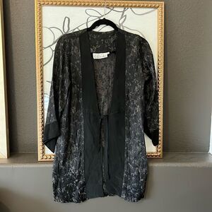 Pala Pala kimono Black silk Kimono Jacket Size 0 Embroidered Flowers Japanese